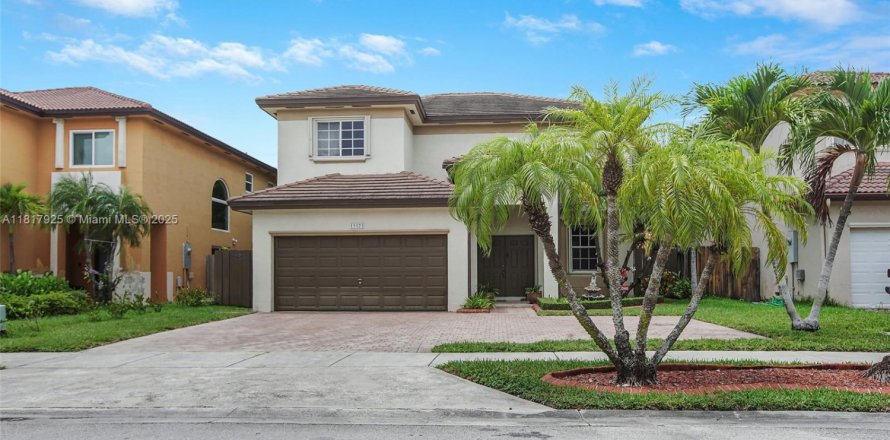 House in Miami, Florida 3 bedrooms, 209.4 sq.m. № 1776340