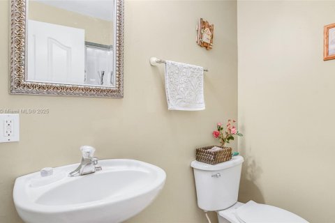 House in Miami, Florida 3 bedrooms, 209.4 sq.m. № 1776340 - photo 18