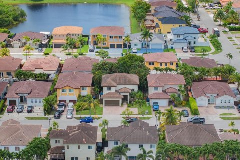 House in Miami, Florida 3 bedrooms, 209.4 sq.m. № 1776340 - photo 21
