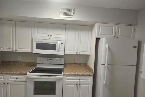 Copropriété à louer à Miami, Floride: 2 chambres, 97.83 m2 № 1871592 - photo 6