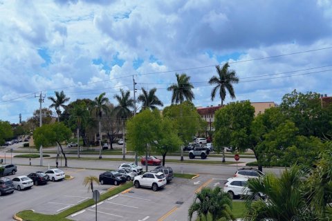 Copropriété à vendre à Sunrise, Floride: 1 chambre, 59.46 m2 № 2175372 - photo 2