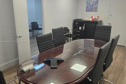 Propiedad comercial en venta en North Miami Beach, Florida № 2154475 - foto 8