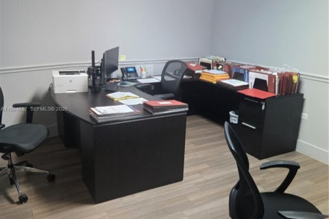Propiedad comercial en venta en North Miami Beach, Florida № 2154475 - foto 2