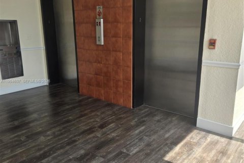 Propiedad comercial en venta en North Miami Beach, Florida № 2154475 - foto 9