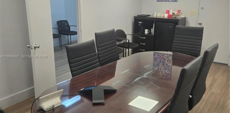 Propiedad comercial en North Miami Beach, Florida № 2154475