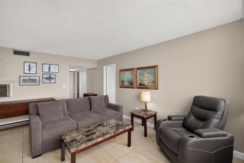 Condominio en venta en North Miami, Florida, 1 dormitorio, 77.2 m2 № 2353621 - foto 28