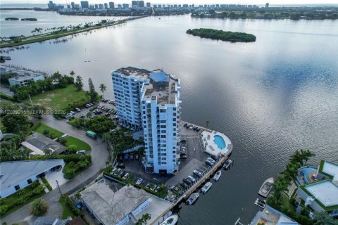 Condominio en venta en North Miami, Florida, 1 dormitorio, 77.2 m2 № 2353621 - foto 12