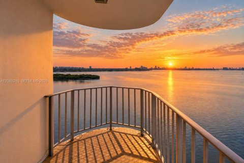 Condominio en North Miami, Florida, 1 dormitorio № 2353621