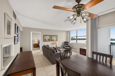 Condominio en venta en North Miami, Florida, 1 dormitorio, 77.2 m2 № 2353621 - foto 25
