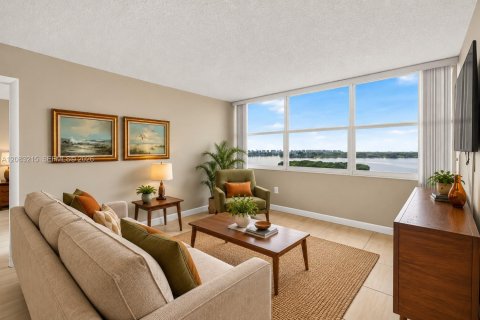 Condominio en venta en North Miami, Florida, 1 dormitorio, 77.2 m2 № 2353621 - foto 27
