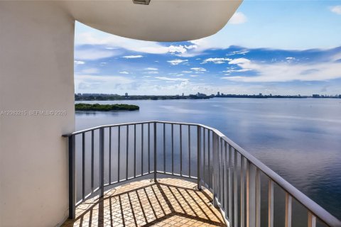 Condominio en venta en North Miami, Florida, 1 dormitorio, 77.2 m2 № 2353621 - foto 9