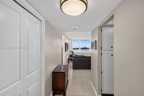 Condominio en venta en North Miami, Florida, 1 dormitorio, 77.2 m2 № 2353621 - foto 19