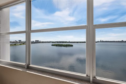 Condominio en venta en North Miami, Florida, 1 dormitorio, 77.2 m2 № 2353621 - foto 10