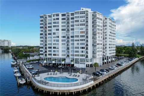Condominio en venta en North Miami, Florida, 1 dormitorio, 77.2 m2 № 2353621 - foto 16