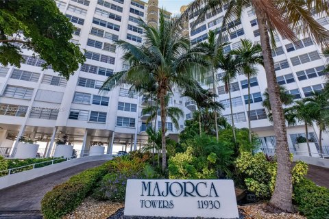 Condominio en venta en North Miami, Florida, 1 dormitorio, 77.2 m2 № 2353621 - foto 17