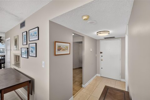 Condominio en venta en North Miami, Florida, 1 dormitorio, 77.2 m2 № 2353621 - foto 18