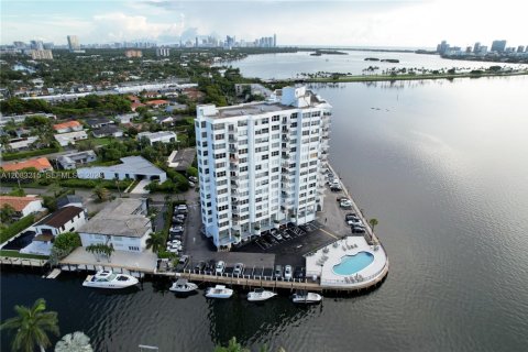 Condominio en venta en North Miami, Florida, 1 dormitorio, 77.2 m2 № 2353621 - foto 13