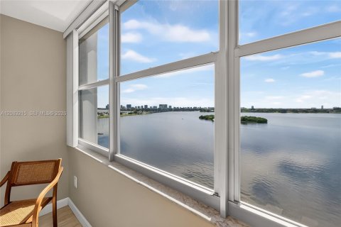 Condominio en venta en North Miami, Florida, 1 dormitorio, 77.2 m2 № 2353621 - foto 11