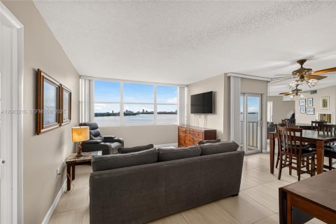 Condominio en venta en North Miami, Florida, 1 dormitorio, 77.2 m2 № 2353621 - foto 24