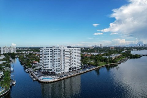 Condominio en venta en North Miami, Florida, 1 dormitorio, 77.2 m2 № 2353621 - foto 15