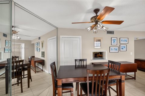 Condominio en venta en North Miami, Florida, 1 dormitorio, 77.2 m2 № 2353621 - foto 26