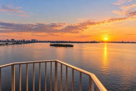 Condominio en venta en North Miami, Florida, 1 dormitorio, 77.2 m2 № 2353621 - foto 3