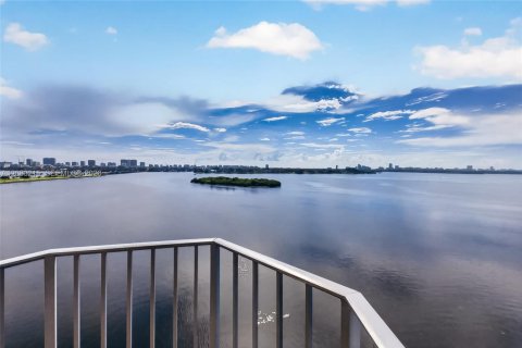 Condominio en venta en North Miami, Florida, 1 dormitorio, 77.2 m2 № 2353621 - foto 4