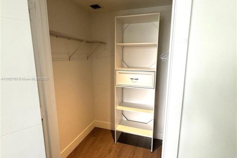 Снять в аренду кондоминиум в Майами, Флорида 1 спальня, 60.2м2, № 1956409 - фото 15