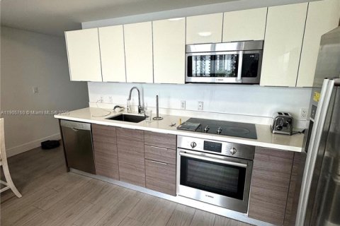 Снять в аренду кондоминиум в Майами, Флорида 1 спальня, 60.2м2, № 1956409 - фото 3