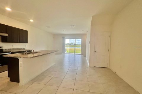 Townhouse in Davenport, Florida 3 bedrooms, 157.19 sq.m. № 1913678 - photo 4