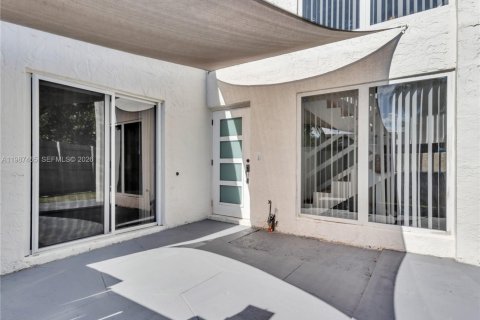 Townhouse in Miami, Florida 3 bedrooms, 128.02 sq.m. № 2067593 - photo 18