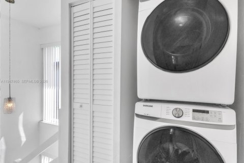 Townhouse in Miami, Florida 3 bedrooms, 128.02 sq.m. № 2067593 - photo 12