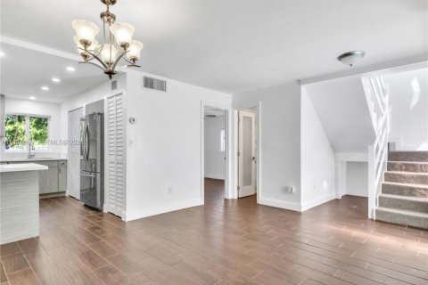 Townhouse in Miami, Florida 3 bedrooms, 128.02 sq.m. № 2067593 - photo 2