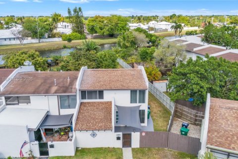 Townhouse in Miami, Florida 3 bedrooms, 128.02 sq.m. № 2067593 - photo 22