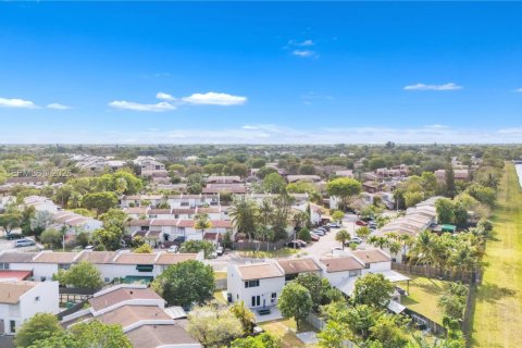 Townhouse in Miami, Florida 3 bedrooms, 128.02 sq.m. № 2067593 - photo 25