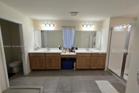 Casa en venta en Kissimmee, Florida, 4 dormitorios № 1999696 - foto 9