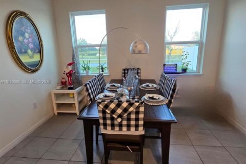 Casa en venta en Kissimmee, Florida, 4 dormitorios № 1999696 - foto 5