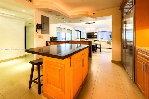 Copropriété à louer à Surfside, Floride: 3 chambres, 219.9 m2 № 1977430 - photo 14