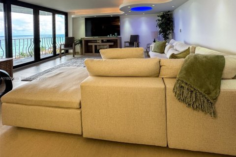 Copropriété à louer à Surfside, Floride: 3 chambres, 219.9 m2 № 1977430 - photo 9