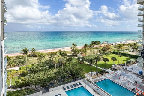 Copropriété à louer à Surfside, Floride: 3 chambres, 219.9 m2 № 1977430 - photo 2