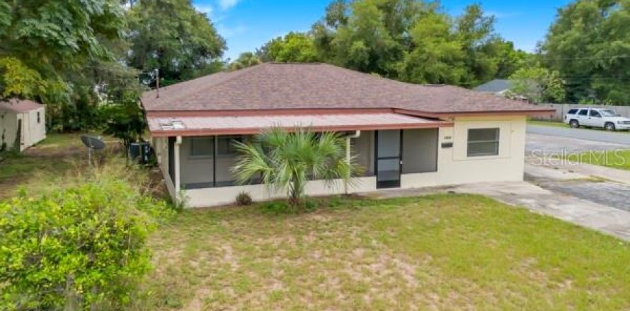 House in Tavares, Florida 4 bedrooms, 152.64 sq.m. № 2298606