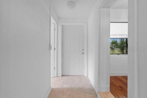 House in Tavares, Florida 4 bedrooms, 152.64 sq.m. № 2298606 - photo 16