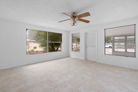 House in Tavares, Florida 4 bedrooms, 152.64 sq.m. № 2298606 - photo 17
