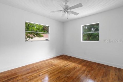 House in Tavares, Florida 4 bedrooms, 152.64 sq.m. № 2298606 - photo 28
