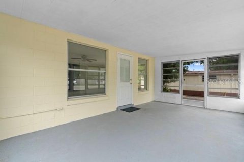 House in Tavares, Florida 4 bedrooms, 152.64 sq.m. № 2298606 - photo 11