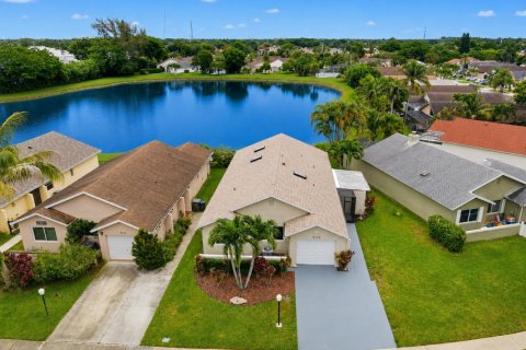House in Boca Raton, Florida 3 bedrooms, 166.95 sq.m. № 2254612