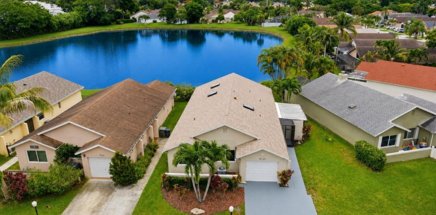 House in Boca Raton, Florida 3 bedrooms, 166.95 sq.m. № 2254612