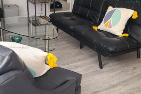 Estudio en el Condominio en Miami Beach, Florida  № 2084643