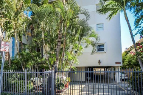 Condo in Miami Beach, Florida, 2 bedrooms  № 1893517 - photo 1