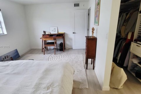 Condo in Miami Beach, Florida, 2 bedrooms  № 1893517 - photo 5